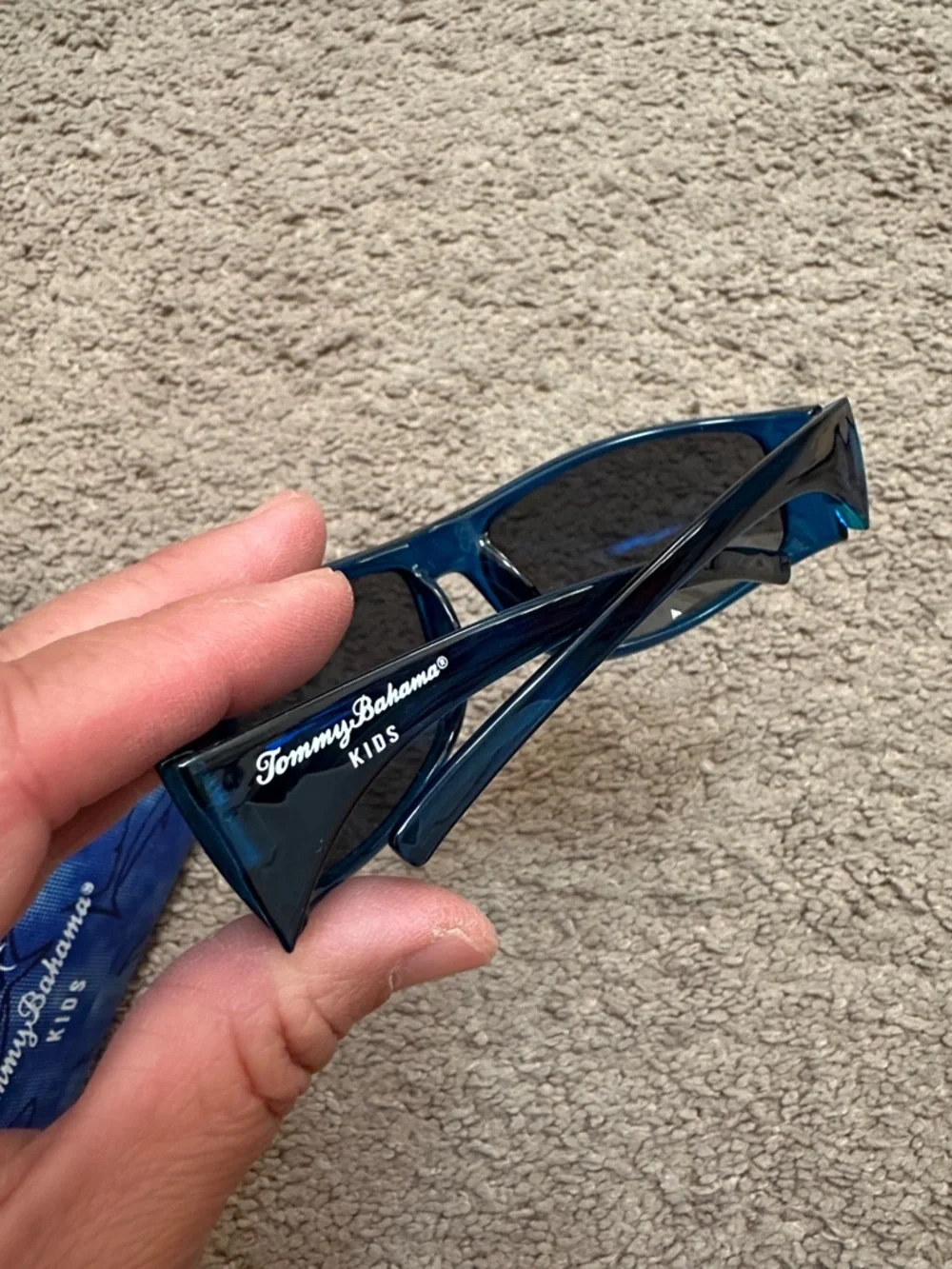 TOMMY BAHAMA KIDS SUNGLASSES 🕶️ IN A CASE
